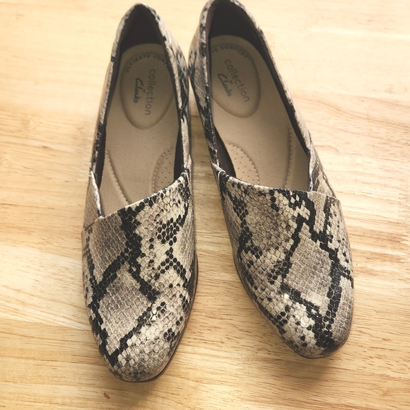 Clarks Women's Juliet Palm Leather Loafer Flats Taupe Snake Print Sz 6 NWT - Picture 1 of 7